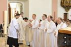 Die Neupriester erhalten die priesterlichen Gewnder.